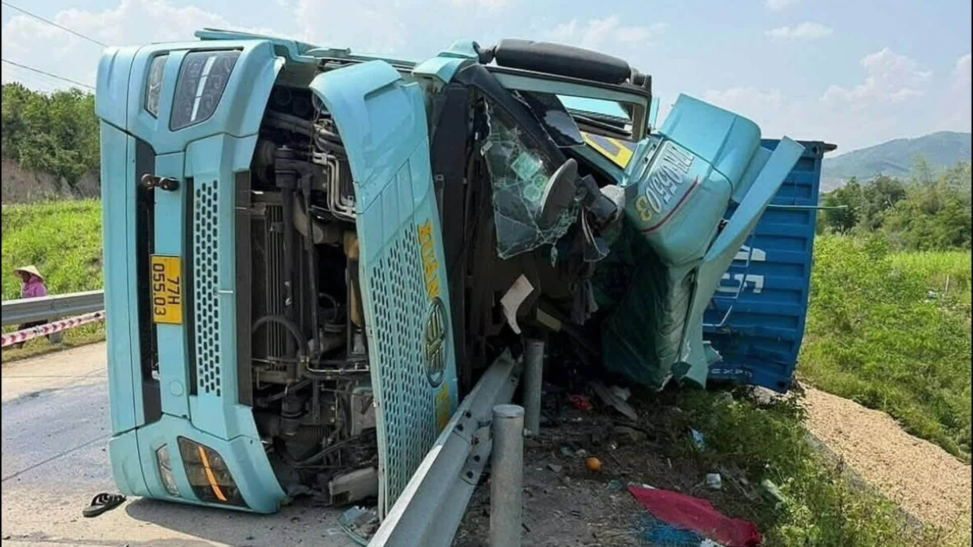 Sai lầm khi vào cua khiến nhiều xe tải bị lật