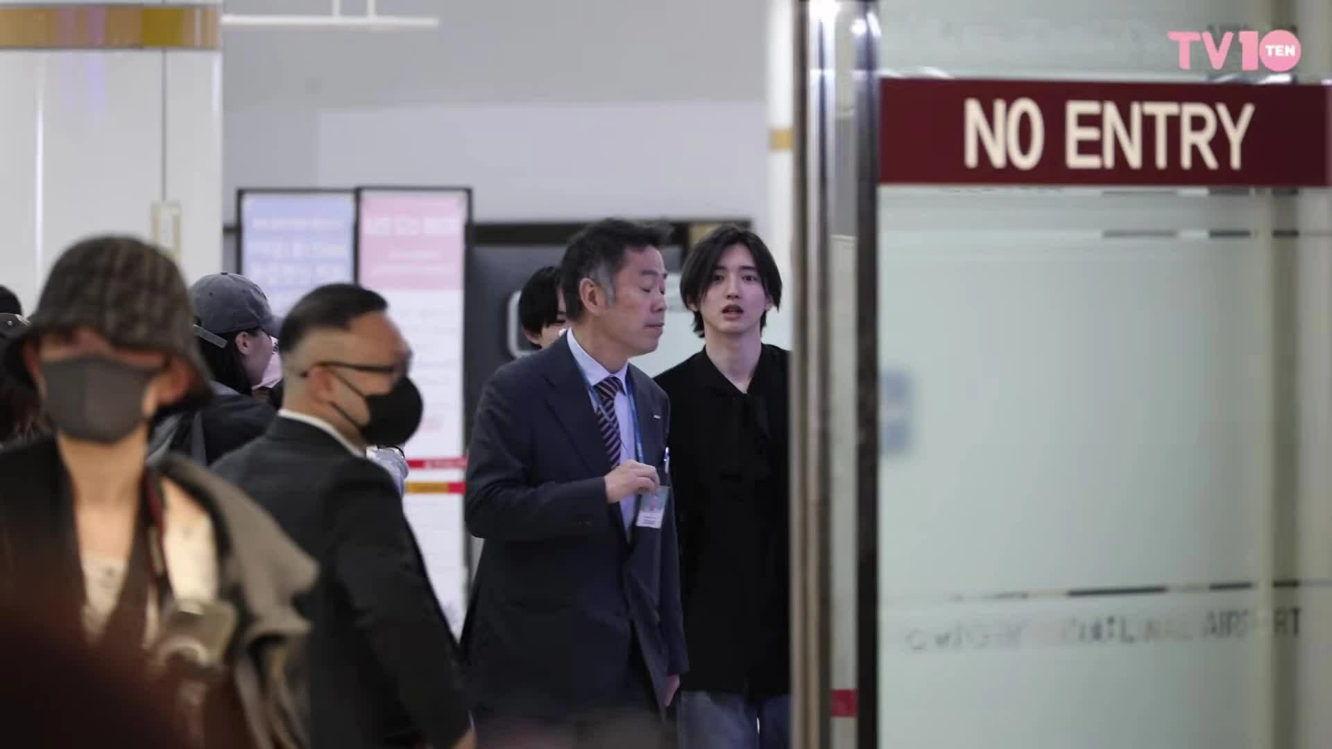 Shunsuke Michieda ở sân bay