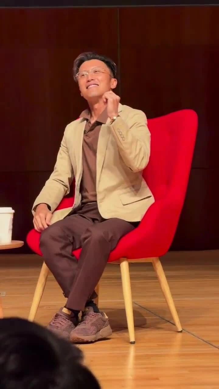 Tạ Đình Phong đeo 'vòng tay tình yêu' Vương Phi tặng