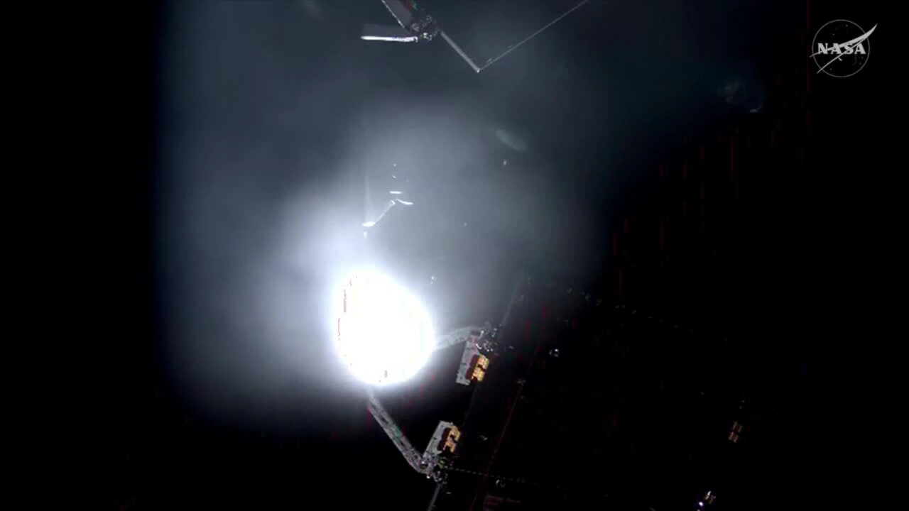 Tàu Orion bắt đầu rời quỹ đạo Trái Đất, tiến đến Mặt Trăng