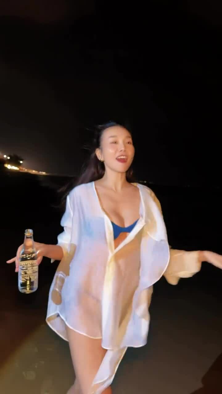 Thanh Hằng diện bikini trên bờ biển