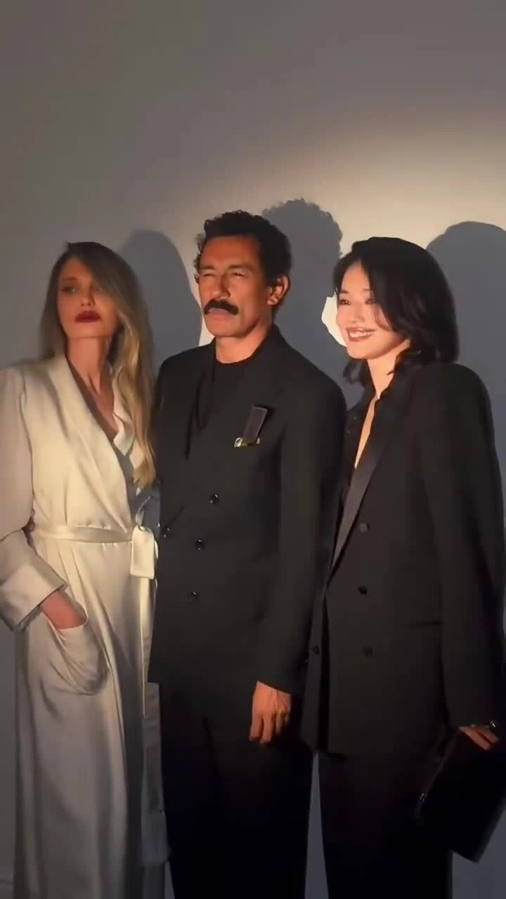 Thư Kỳ mặc hở, đọ sắc Angelina Jolie