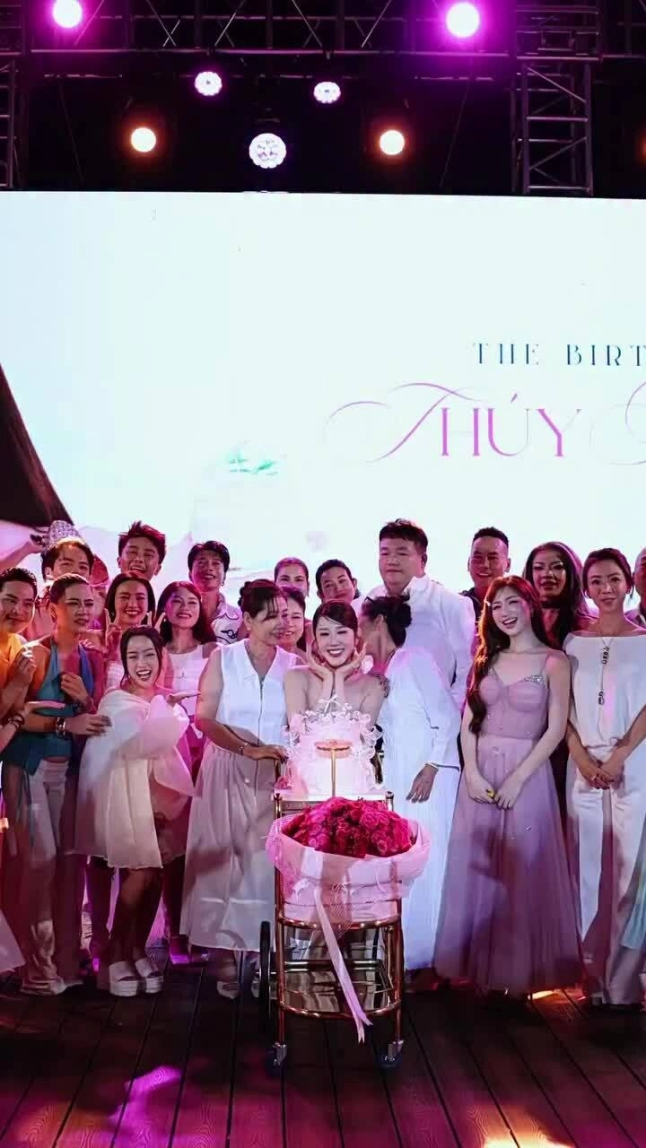 Tiệc sinh nhật trên du thuyền sang trọng của Thúy Ngân