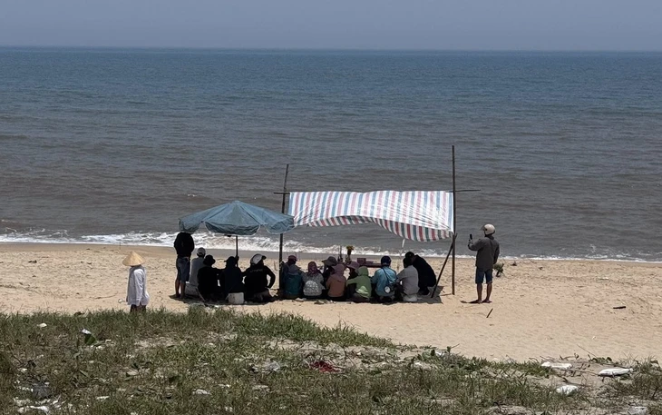 Gia Lai: 6 học sinh lớp 12 đi tắm biển, 2 em bị đuối nước - Ảnh 3.