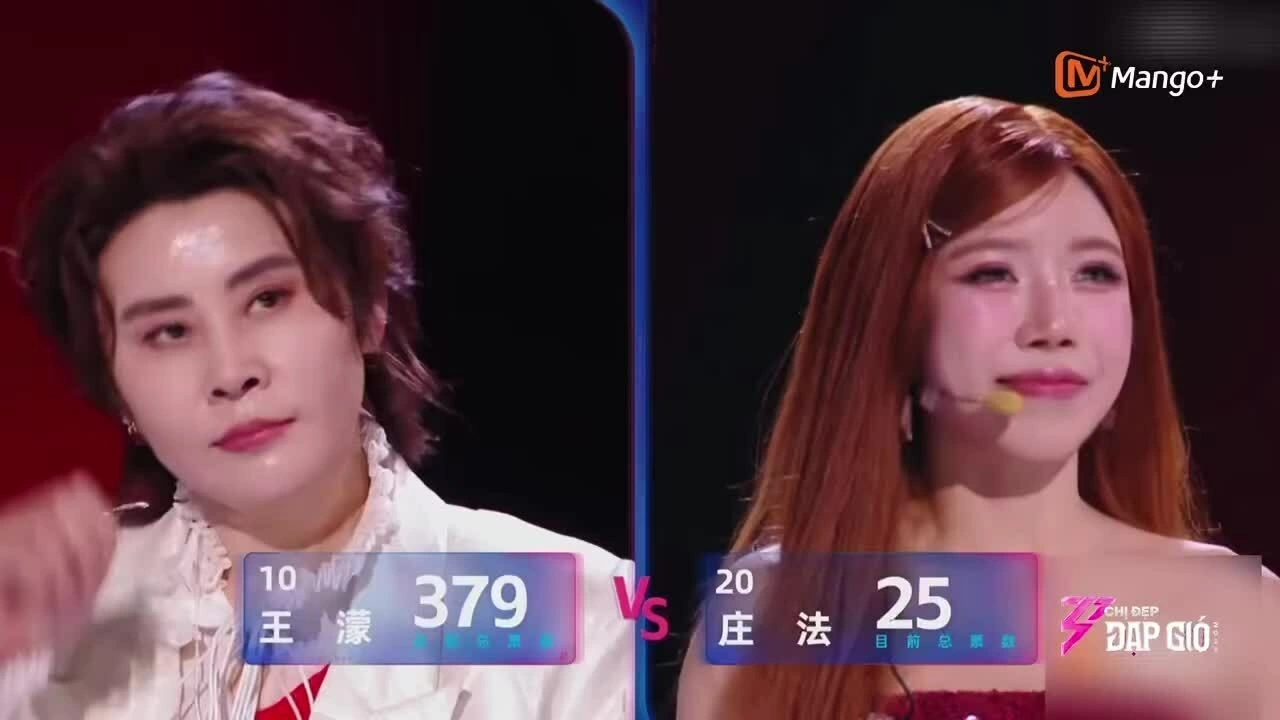 Trang Pháp treo ngược người trên sân khấu 'Đạp gió 2026'