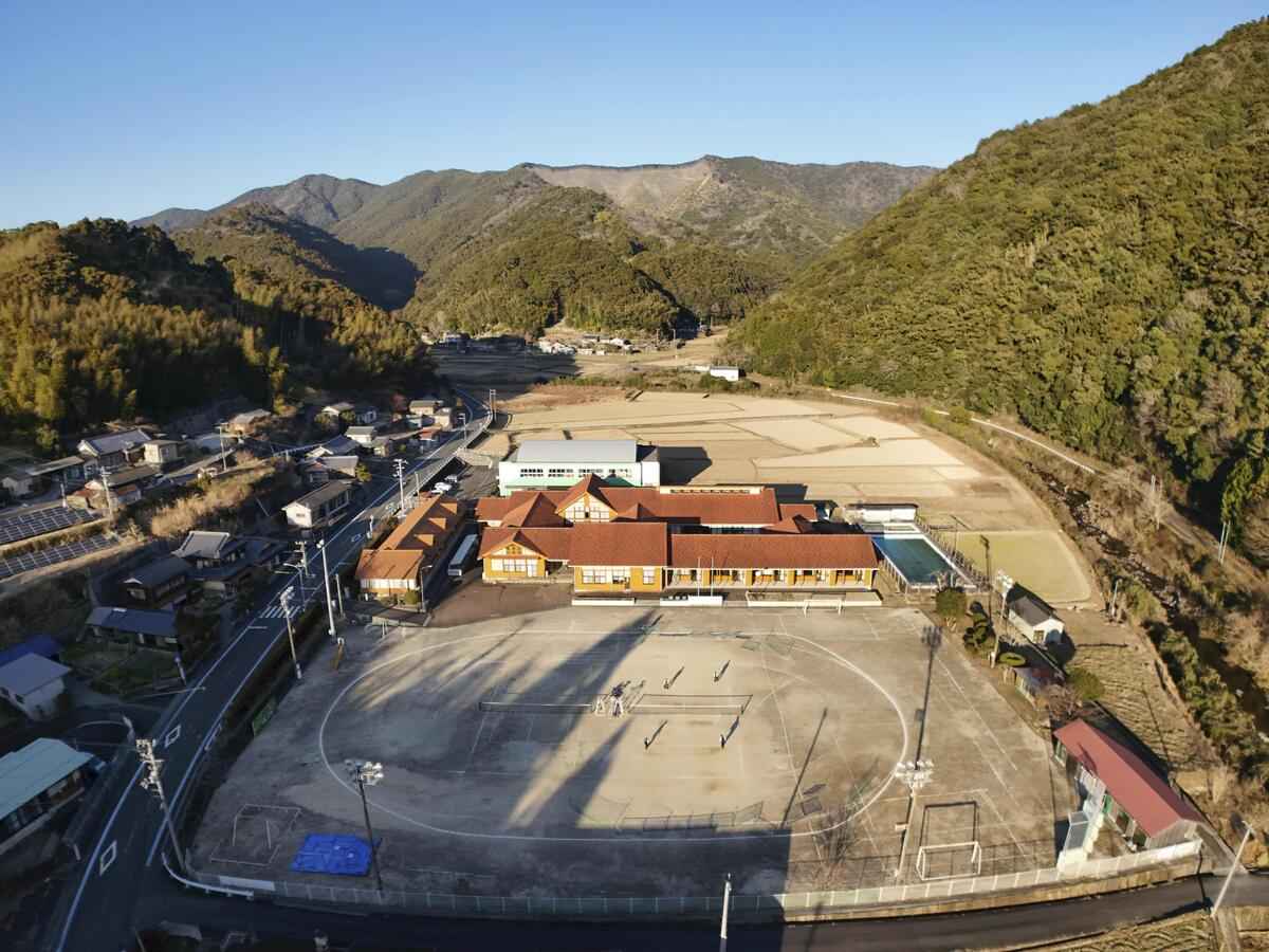 Ngôi trường tên dài nhất Nhật Bản đóng cửa vì chỉ còn 9 học sinh - Ảnh 1.