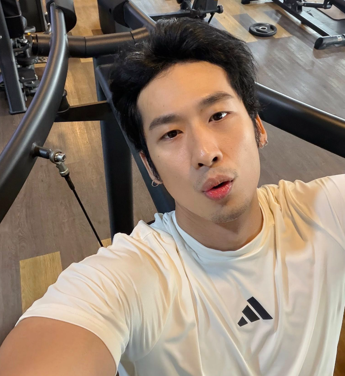 Tuấn Trần thu hút sự chú ý khi đăng tải loạt ảnh tại phòng tập. 