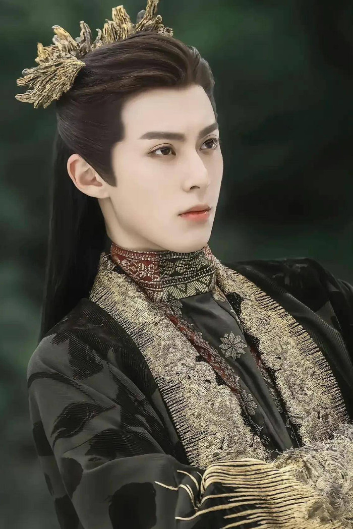 Nguyệt tôn Đông Phương Thanh Thương bá đạo, sở hữu sức mạnh vô địch thiên hạ nhưng lại si tình đến tận cùng. - Ảnh: Sohu