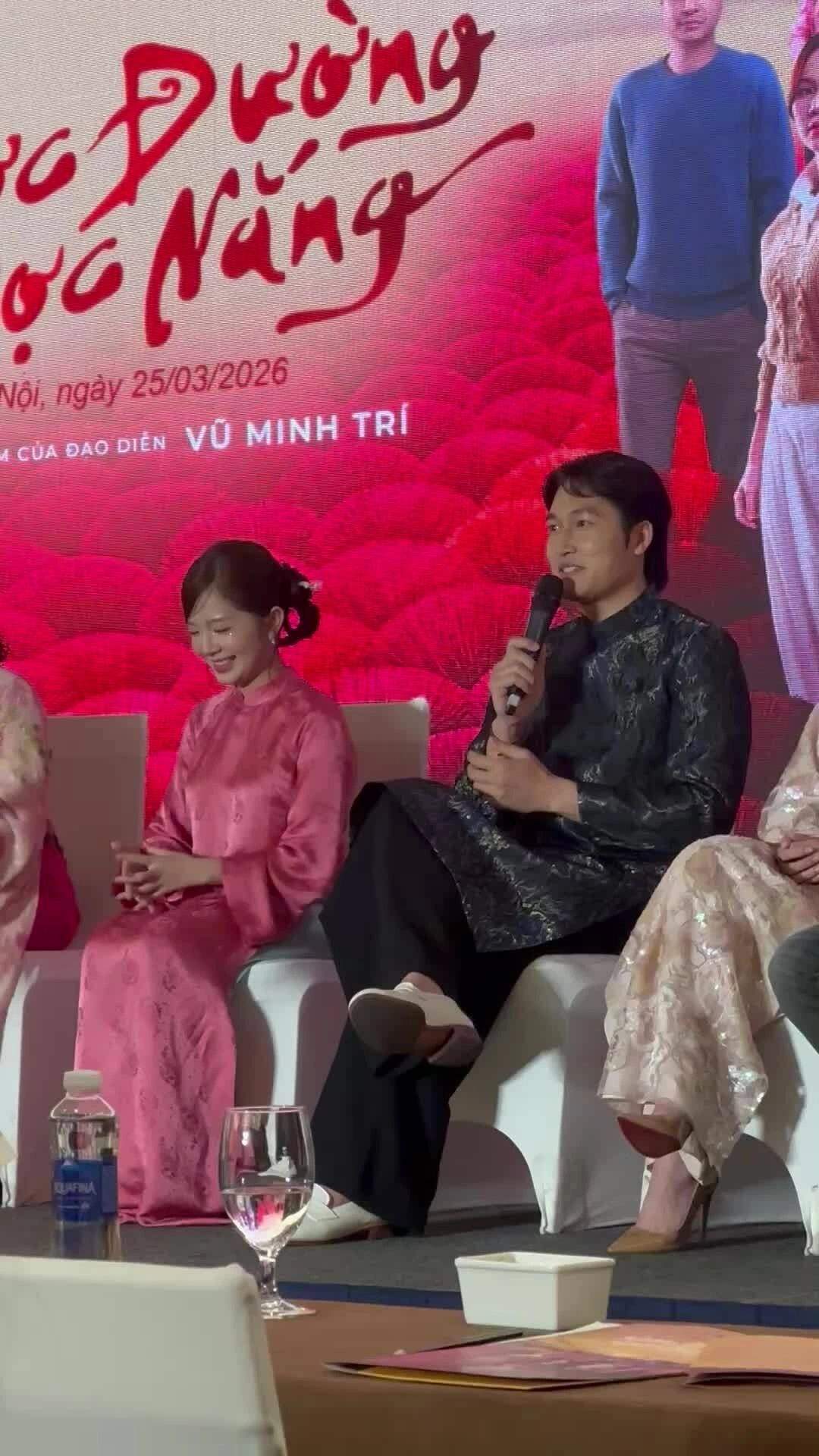 Vợ chồng Đình Tú - Ngọc Huyền tình tứ ra mắt phim mới