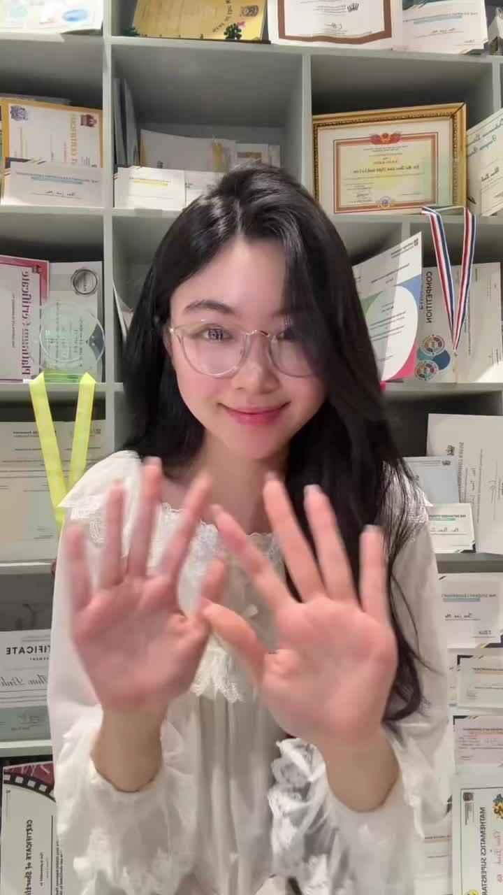 Vợ chồng Quyền Linh - Dạ Thảo mừng Lọ Lem tròn 20 tuổi