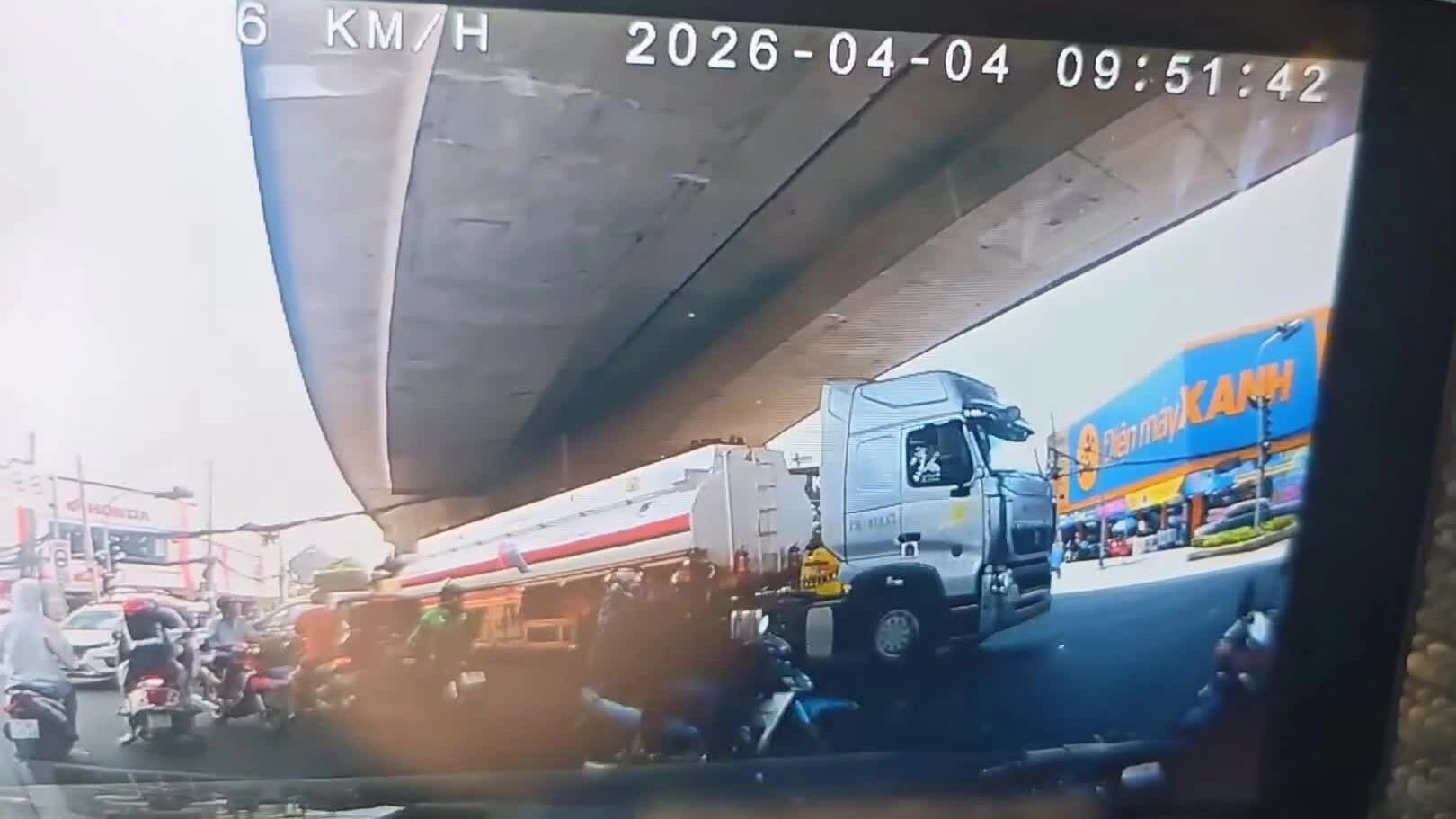 Xe bồn cán qua xe máy dưới chân cầu
