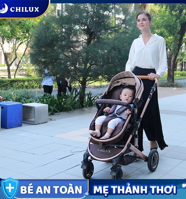Ba mẹ luôn cần theo sát bé trong quá trình ra ngoài để đảm bảo an toàn