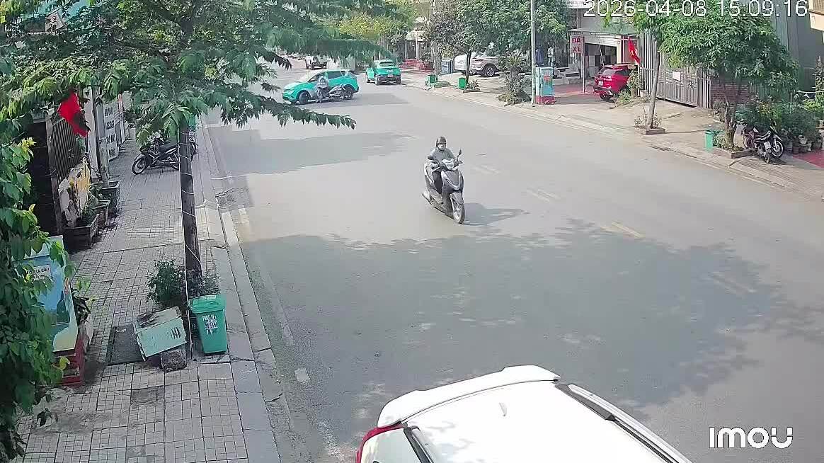 Xe máy đâm vào ôtô đang quay đầu-xe nào sai?