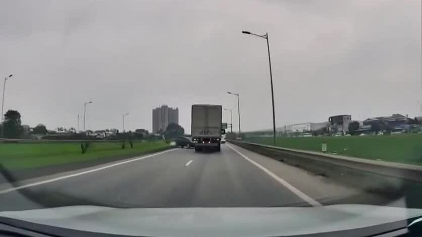 Xe tải húc xe con xoay nhiều vòng trên cao tốc