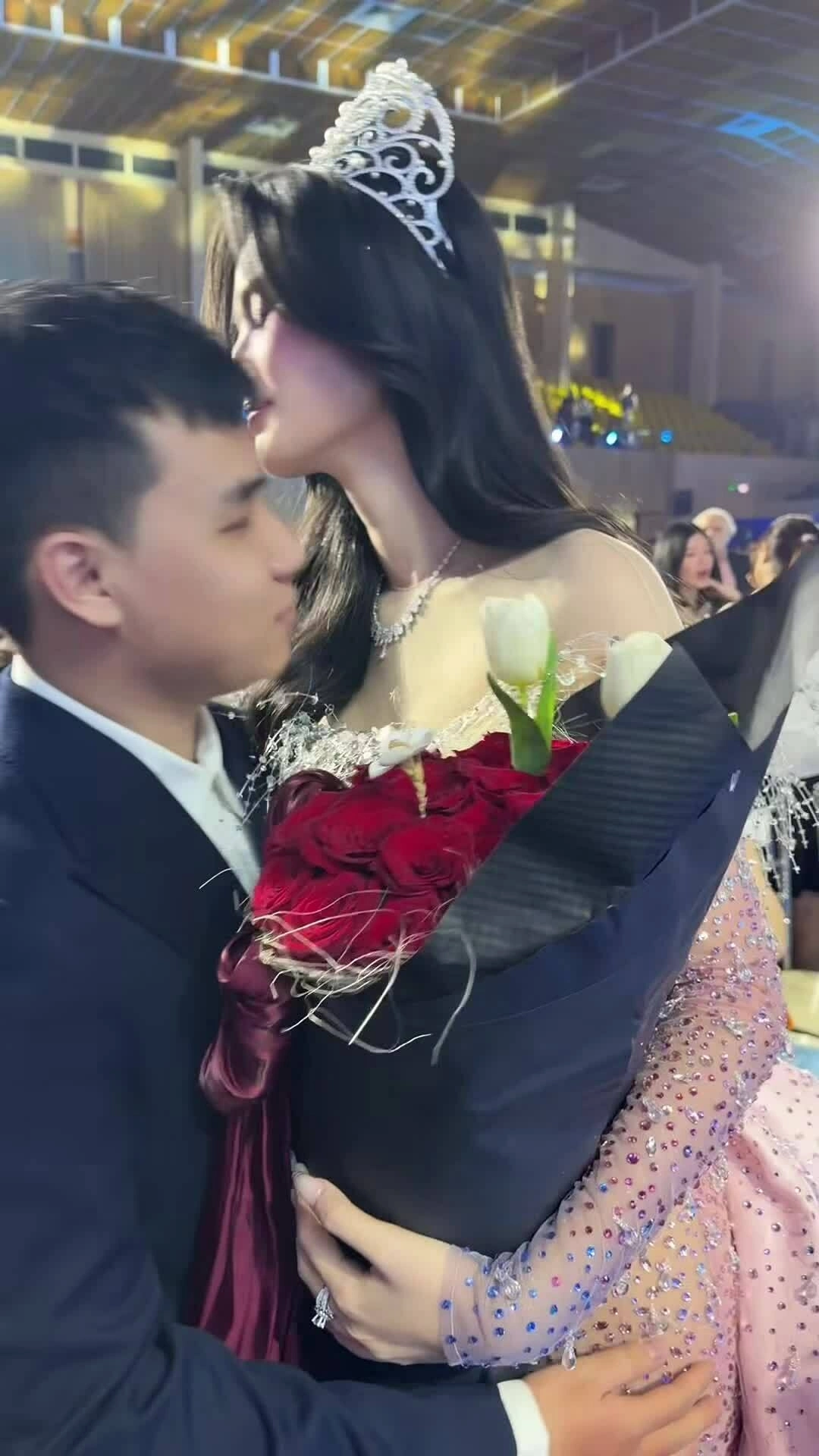 Ý Nhi tình tứ với bạn trai ở chung kết Miss World Vietnam 2025