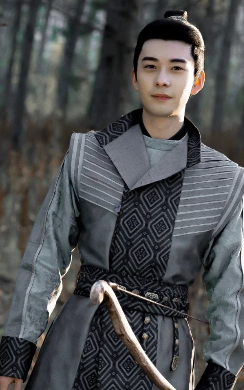 yz5xptoaan1-ysmrhkn1on2-kxe7o8zzf13 Điểm danh 9 mỹ nam cổ trang thế hệ 95 'gây thương nhớ' trên màn ảnh Hoa ngữ Ảnh 5