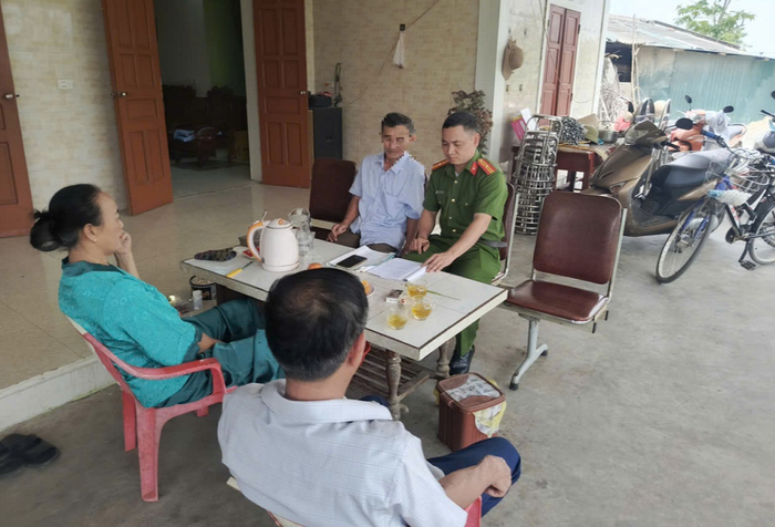 Công an xã Yên Thành tuyên truyền cho người dân thủ đoạn lừa đảo của tội phạm. 