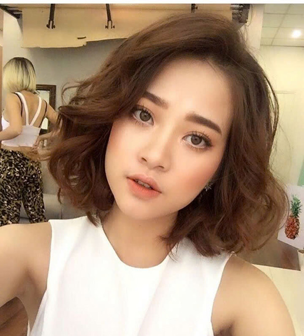 Tóc xoăn kết hợp mái bay 