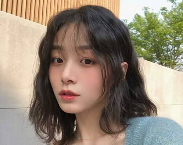 Tóc ngắn mái thưa uốn xoăn