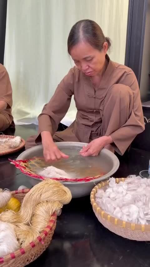 Hai nghệ nhân làng tơ tằm Nam Cao kéo sợi, quay tơ