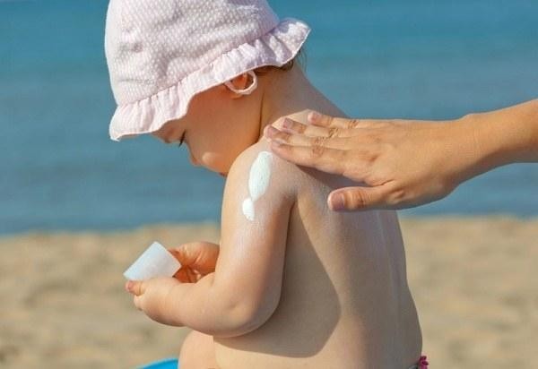 xịt chống nắng cho bé hoạt động ngoài trời