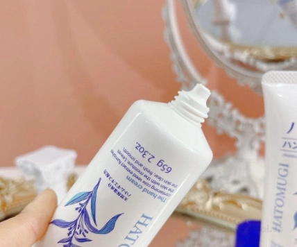 Kem dưỡng ẩm da tay Hatomugi Nhật Bản