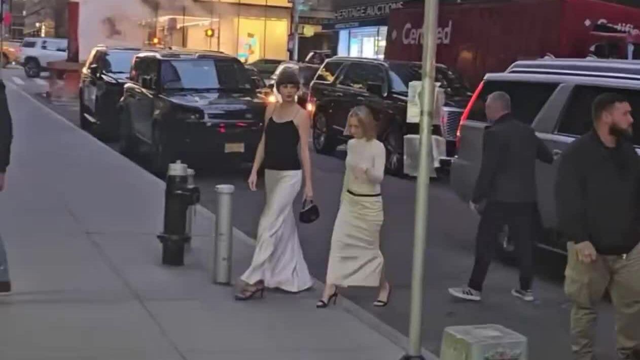Taylor Swift diện váy phong cách cô dâu khi ngày cưới được ấn định