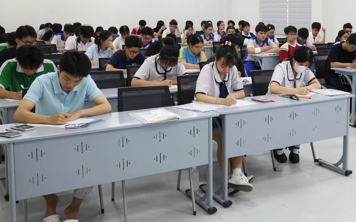 Thí sinh chọn nhóm ngành kinh doanh và quản lý giảm nhưng vẫn nhiều nhất - Ảnh 3.