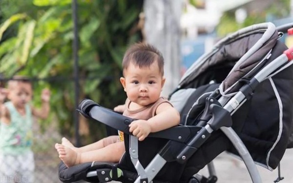 xe đẩy ngồi cho bé